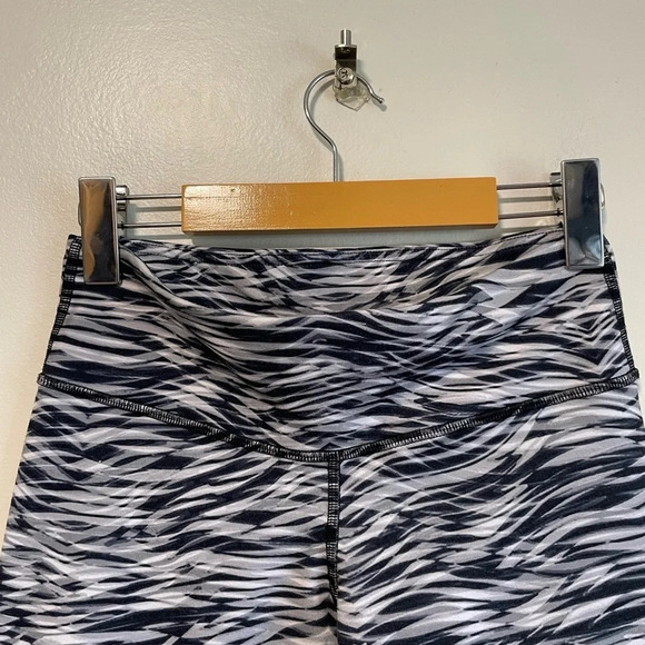 ALO Yoga Runway Zebra Abstract Wave Full Length Athletic Leggings - Small - Picture 6 of 8